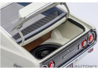 NISSAN SKYLINE 2000 GT-R (KPGC110) TUNED VERSION „CARBON BLACK BONNET“ weiß AUTOart 1:18 Composite